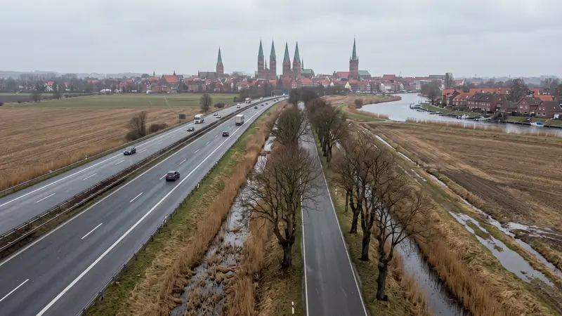 Webdesign Lübeck: zwei Routen durch die flache Landschaft auf die sieben Türme der Hansestadt zu