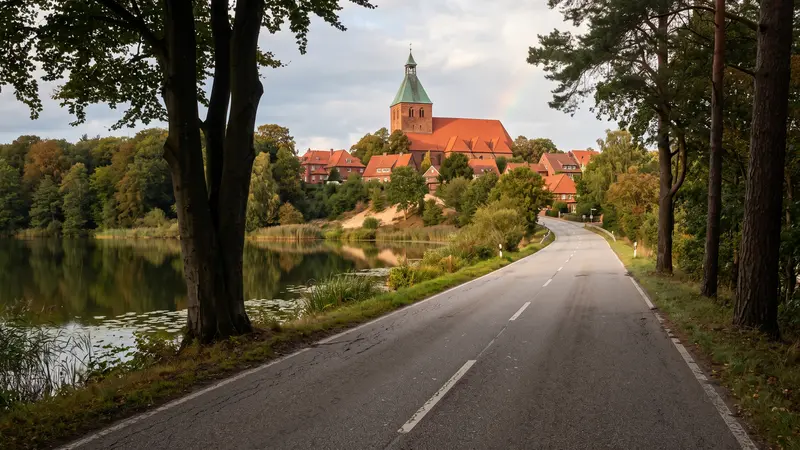 Webdesign Mölln: Landstraße am See auf die Stadt zu – 28 Kilometer und gut 30 Minuten ab Witzeeze