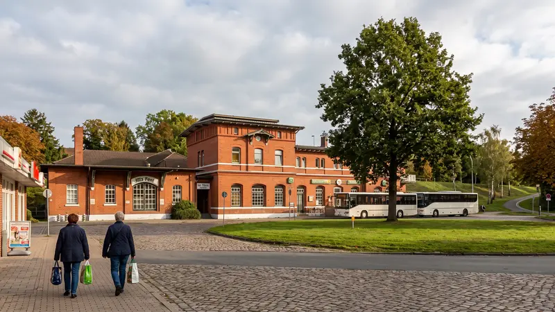 Webdesign Trittau: Busse am alten Bahnhof von Trittau – Kundschaft aus den Dörfern des Amtes Trittau