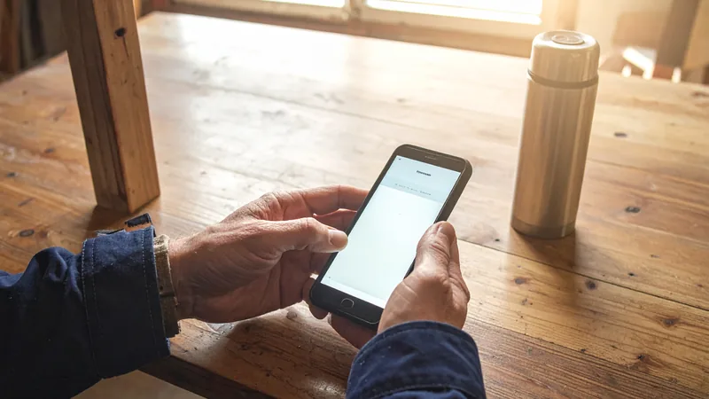 Smartphone in Händen im Pausenraum – die Bewerbung im Handwerk sollte auch am Smartphone funktionieren
