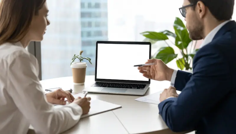 Webdesigner im persönlichen Beratungsgespräch mit Kunde in Schleswig-Holstein