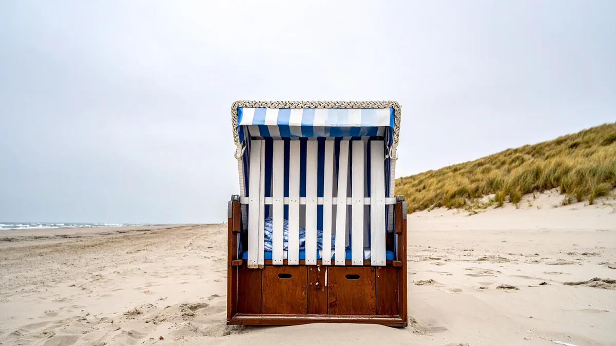 Verschlossener Strandkorb am leeren Strand – Website vom Hoster gesperrt, erst bereinigen, dann öffnen