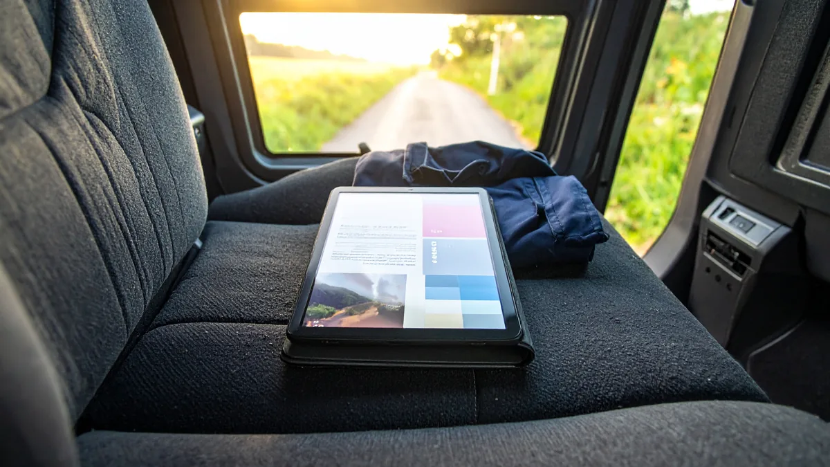 Tablet mit Firmenwebsite im Transporter – lokale Landingpages für Kunden in mehreren Orten des Einzugsgebiets