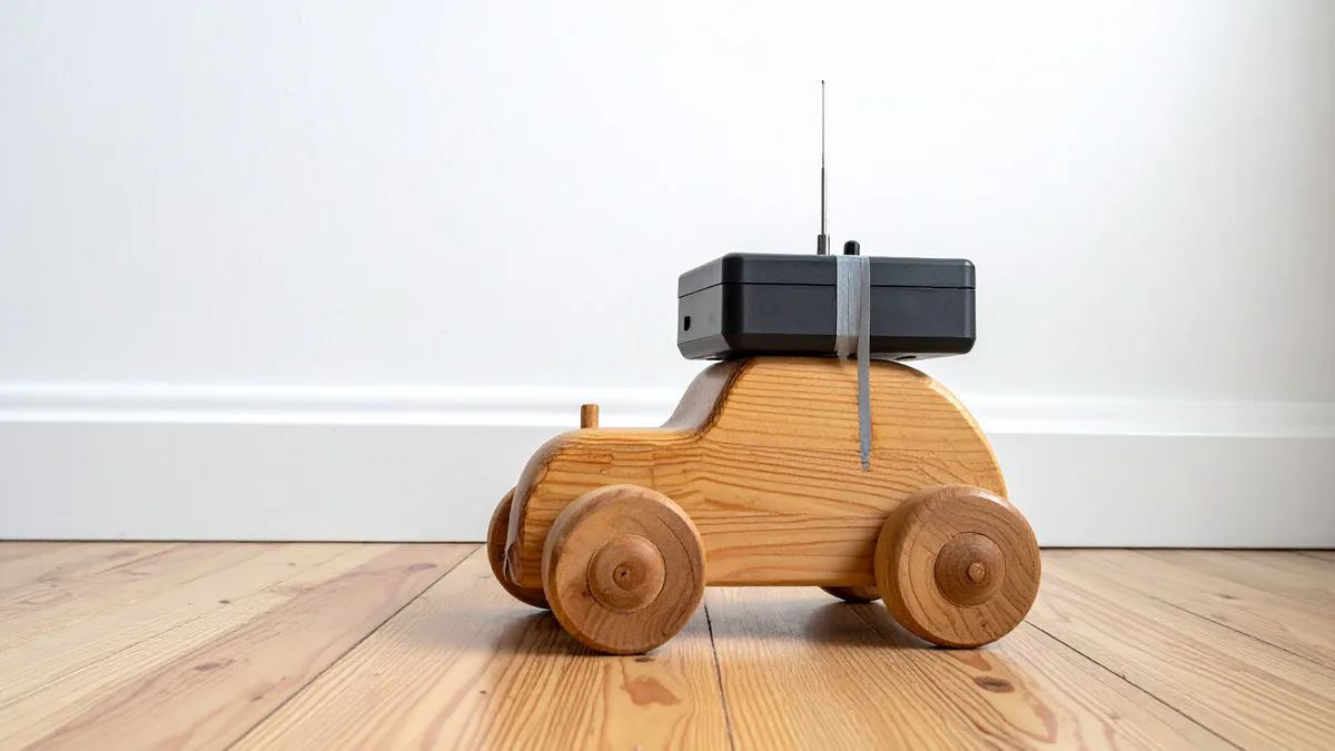 Spielzeugauto aus Holz mit aufgeklebtem fremdem Empfänger – Weiterleitung nach WordPress-Hack auf fremde Seiten